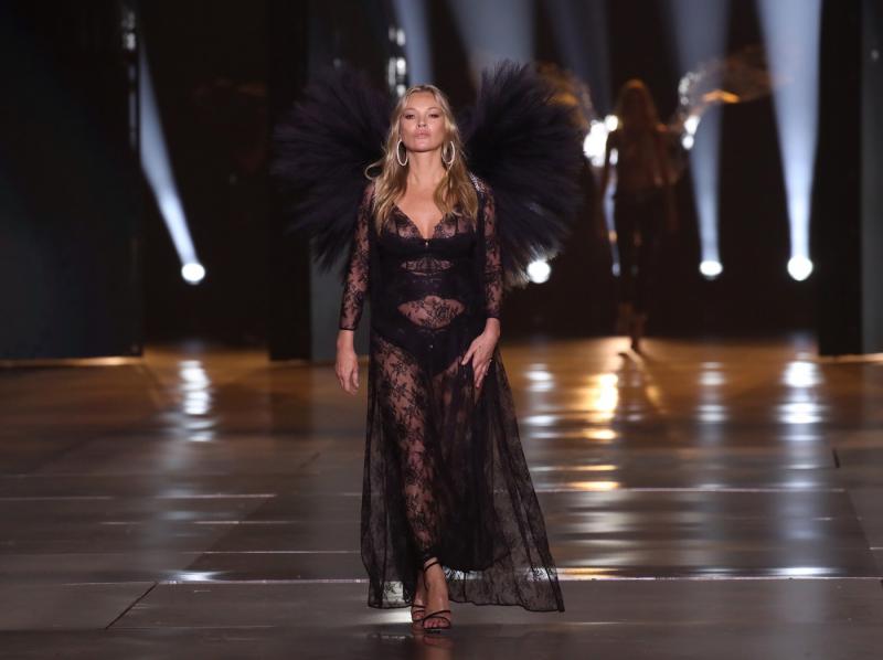 Show-ul Victoria's Secret a revenit după 6 ani şi a adus în premieră pe podium fotomodele trans. Eforturile "woke", criticate de fani Show-ul Victoria's Secret a revenit după 6 ani şi a adus în premieră pe podium fotomodele trans. Eforturile "woke", criticate de fani