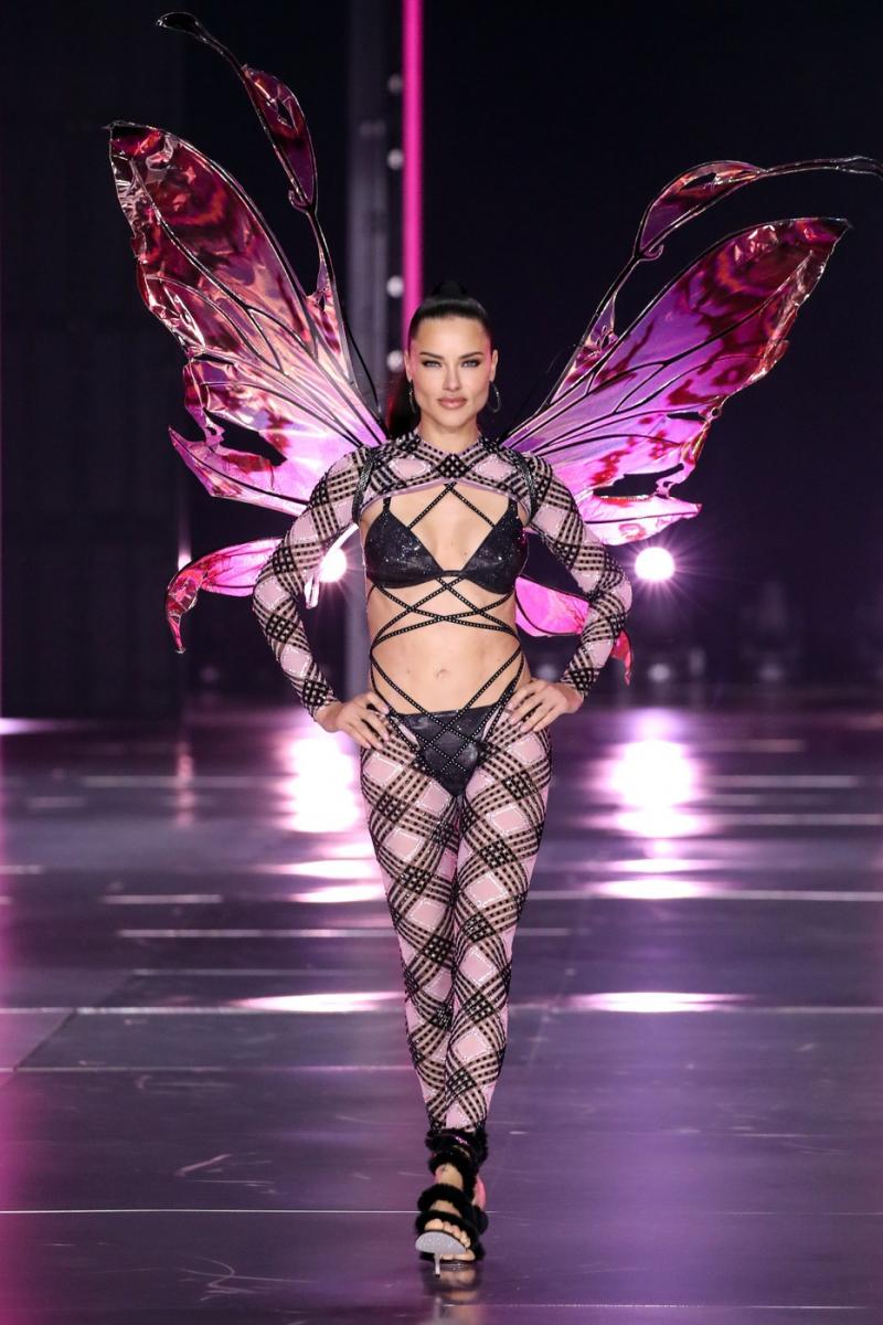 Show-ul Victoria's Secret a revenit după 6 ani şi a adus în premieră pe podium fotomodele trans. Eforturile "woke", criticate de fani Show-ul Victoria's Secret a revenit după 6 ani şi a adus în premieră pe podium fotomodele trans. Eforturile "woke", criticate de fani