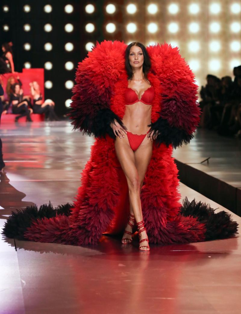 Show-ul Victoria's Secret a revenit după 6 ani şi a adus în premieră pe podium fotomodele trans. Eforturile "woke", criticate de fani Show-ul Victoria's Secret a revenit după 6 ani şi a adus în premieră pe podium fotomodele trans. Eforturile "woke", criticate de fani