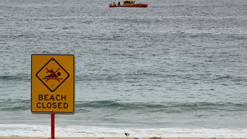 Două plaje populare, închise după apariţia unor misterioase bile negre, în Sydney