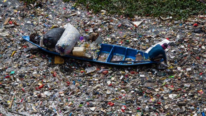 Insula blocată într-un "ocean de plastic". Curenţii aduc aici o cantitate uriaşă de deşeuri, de pe mai multe continente