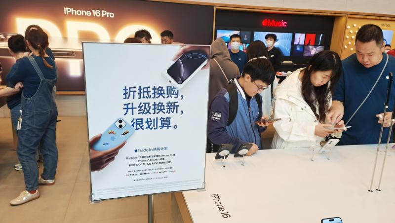 Debut în forţă al noului iPhone pe piaţa din China. Vânzările sunt cu 20% peste cele de anul trecut