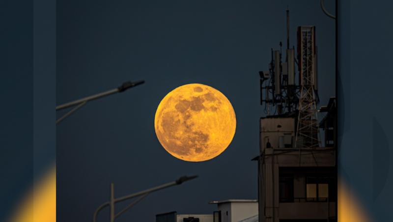 Cum s-a văzut "Super Luna" noaptea trecută. Şi o cometă este vizibilă pe cer cu ochiul liber, timp de zece zile