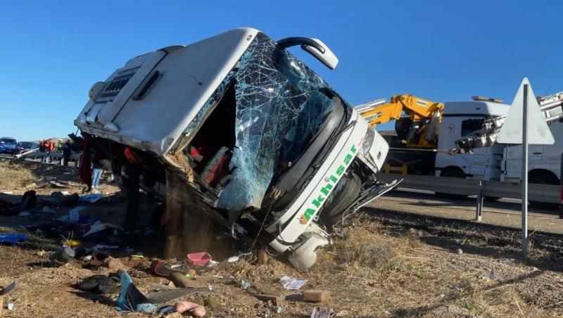 Şase morţi şi 25 de răniţi într-un accident înfiorător. Un autobuz s-a răsturnat într-un şanţ, pe o autostradă din Turcia