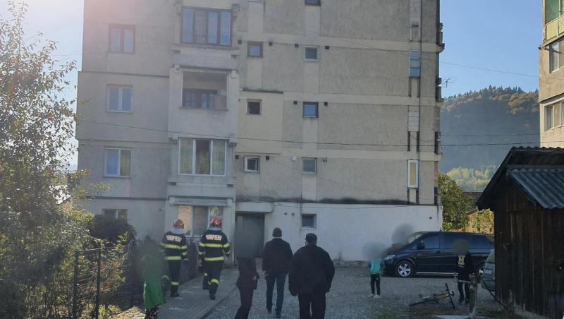 Explozie într-un apartament din Vama, Suceava. În locuinţă se aflau un bărbat şi o femeie