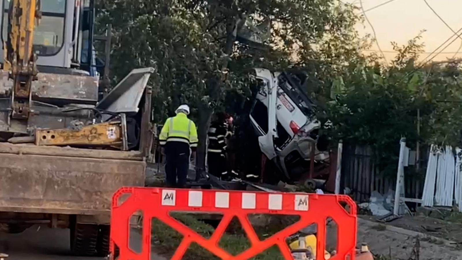 Şofer cu permisul suspendat, mort pe o şosea din Prahova. A fost aruncat din maşină, după o cursă nebună şi un impact devastator