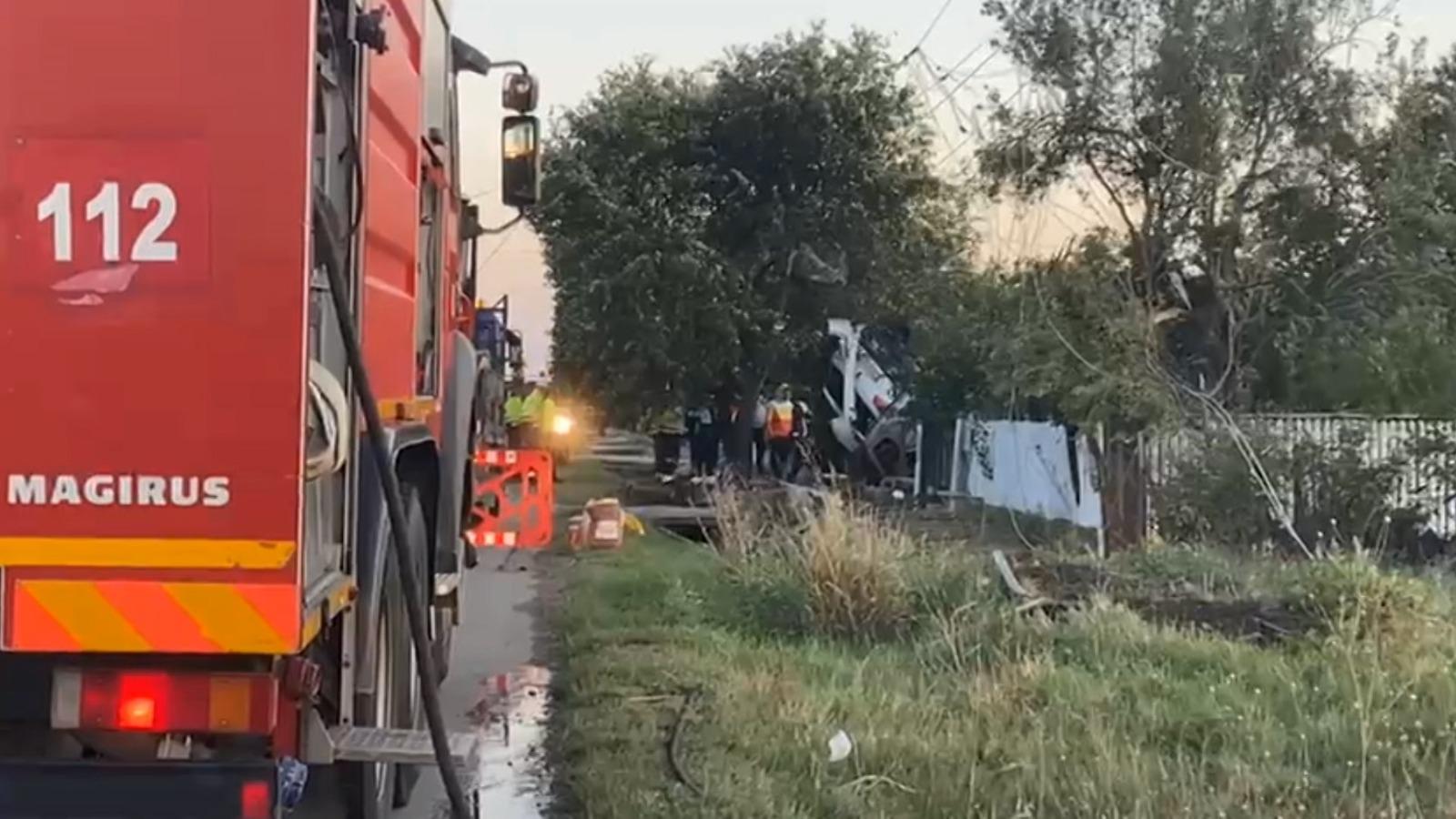 Şofer cu permisul suspendat, mort pe o şosea din Prahova. A fost aruncat din maşină, după o cursă nebună şi un impact devastator