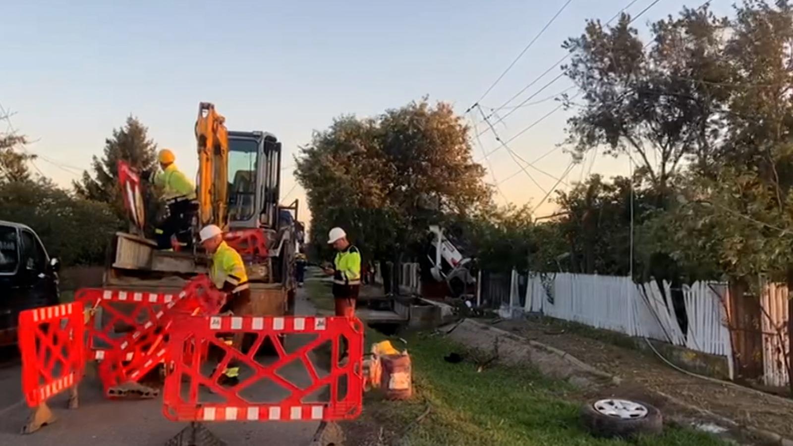 Şofer cu permisul suspendat, mort pe o şosea din Prahova. A fost aruncat din maşină, după o cursă nebună şi un impact devastator