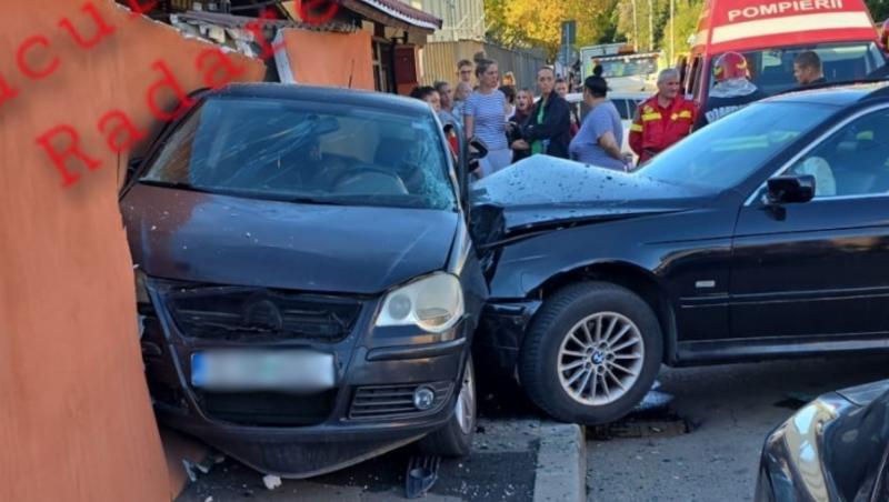 Accident pe strada Garoafei din Bucureşti. Un şofer a izbit o maşină parcată, apoi s-a înfipt într-un zid de beton. Mai multe autoturisme ar fi fost avariate în zonă