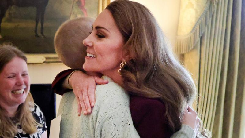 Kate Middleton, fotografiată îmbrăţişând o adolescentă de 16 ani bolnavă de cancer. Prinţesa de Wales a încheiat recent tratamentul de chimioterapie