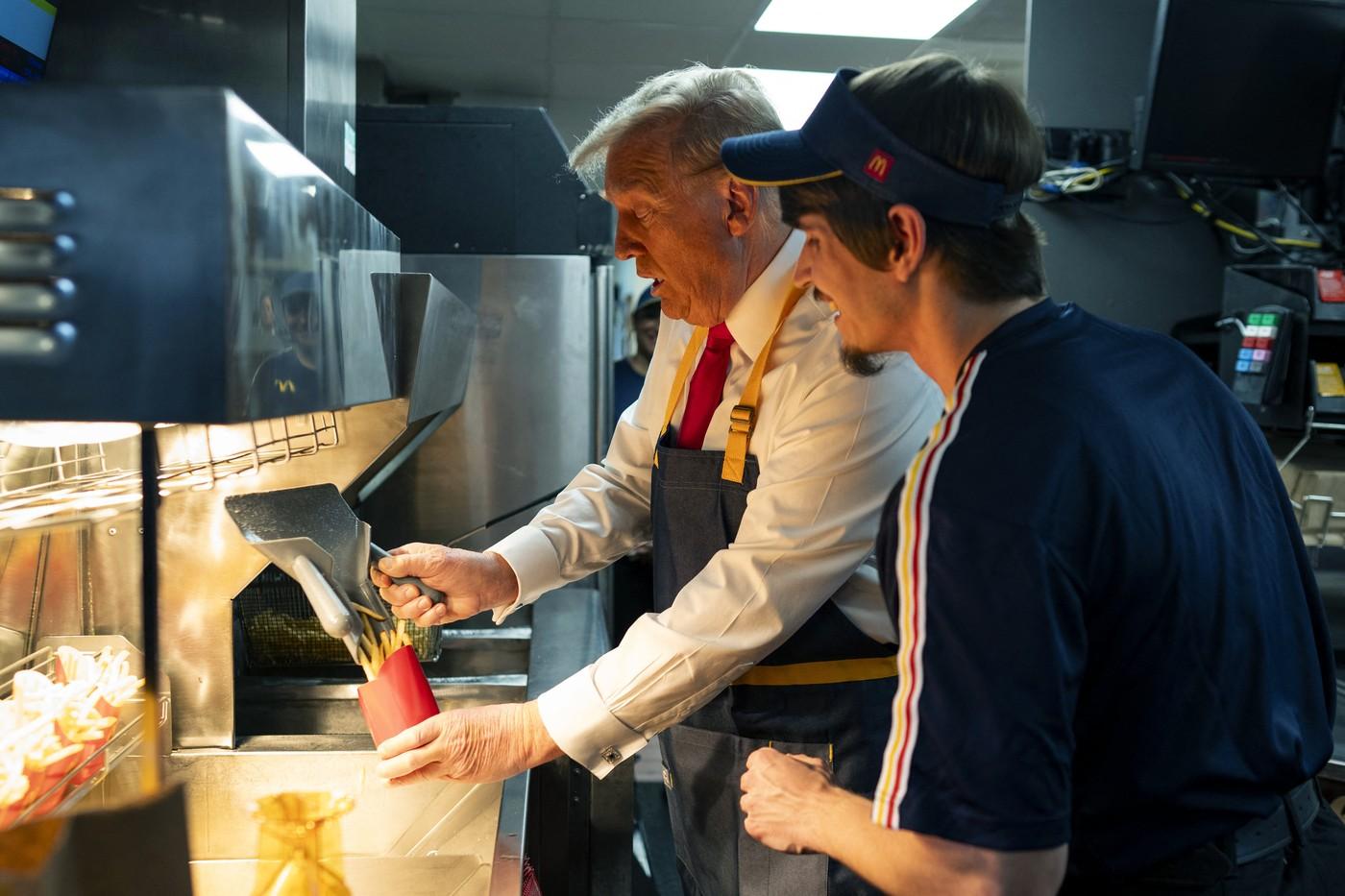 Momentul în care Trump gătește cartofi prăjiți la McDonald’s și servește clienți. Imaginile, virale