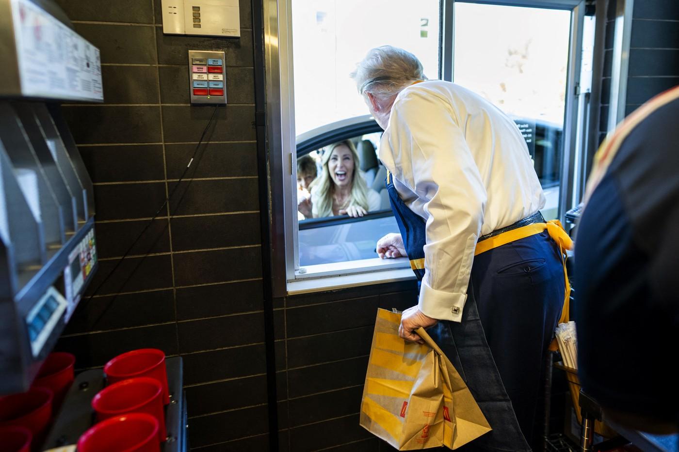 Momentul în care Trump gătește cartofi prăjiți la McDonald’s și servește clienți. Imaginile, virale