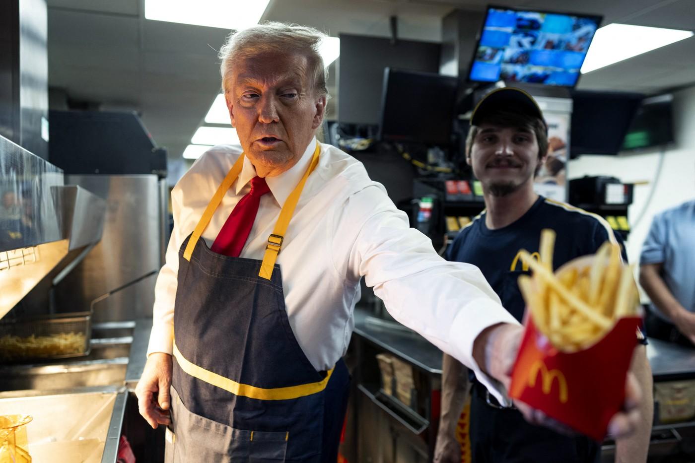 Momentul în care Trump gătește cartofi prăjiți la McDonald’s și servește clienți. Imaginile, virale