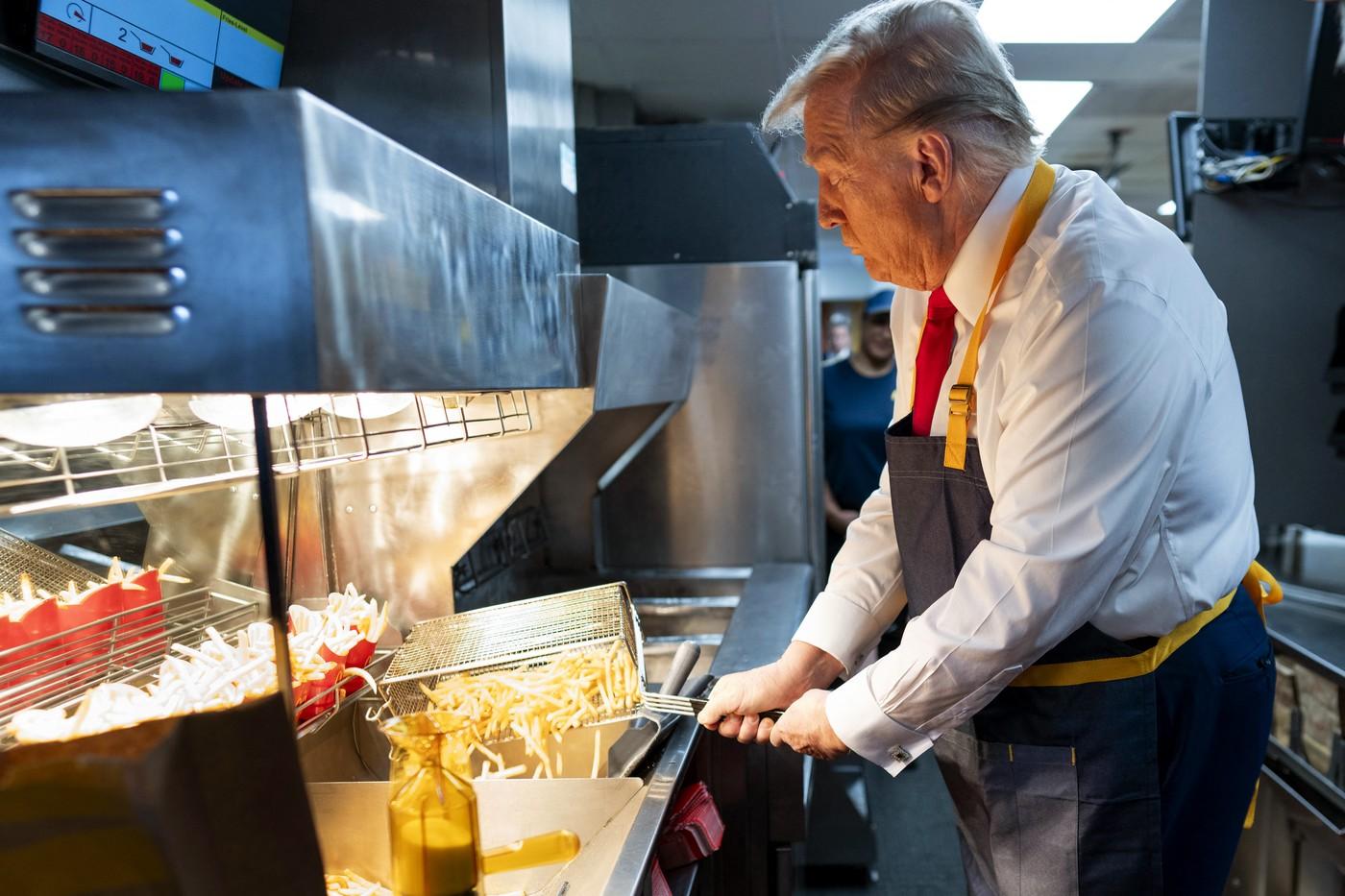 Momentul în care Trump gătește cartofi prăjiți la McDonald’s și servește clienți. Imaginile, virale