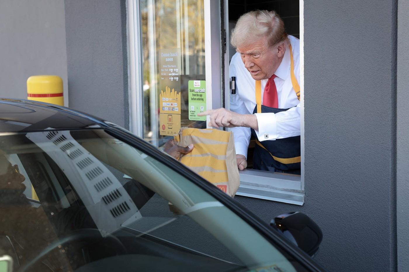 Momentul în care Trump gătește cartofi prăjiți la McDonald’s și servește clienți. Imaginile, virale