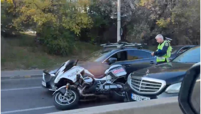 Poliţist pe motocicletă, rănit într-un accident în Bucureşti. A fost lovit de o maşină şi proiectat în alt vehicul