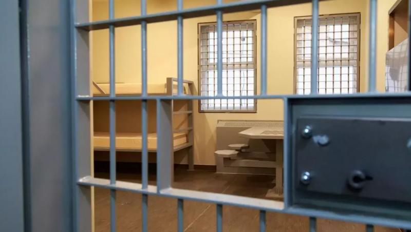 Un deţinut, înjunghiat mortal de un coleg de celulă cu un ciob de sticlă, în Penitenciarul Arad