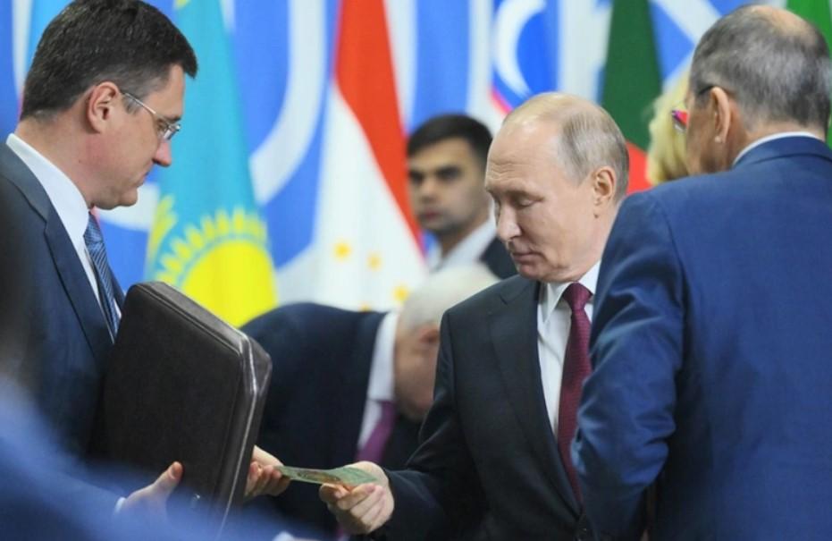 Vladimir Putin a primit macheta unei bancnote BRICS. A fost făcută de ruşi, deşi nu există un acord pentru o monedă oficială