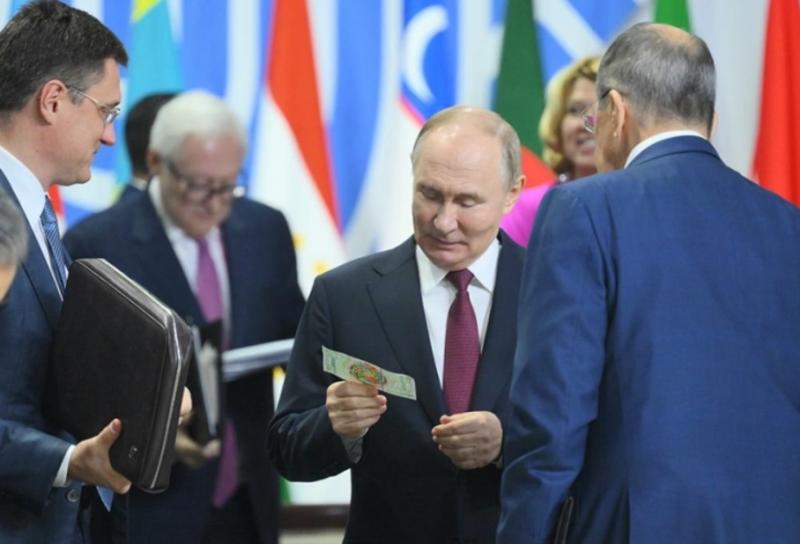 Vladimir Putin a primit macheta unei bancnote BRICS. A fost făcută de ruşi, deşi nu există un acord pentru o monedă oficială
