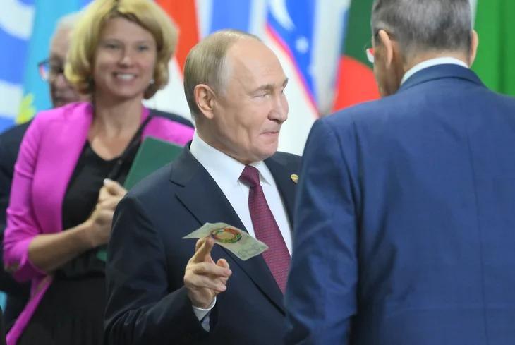 Vladimir Putin a primit macheta unei bancnote BRICS. A fost făcută de ruşi, deşi nu există un acord pentru o monedă oficială