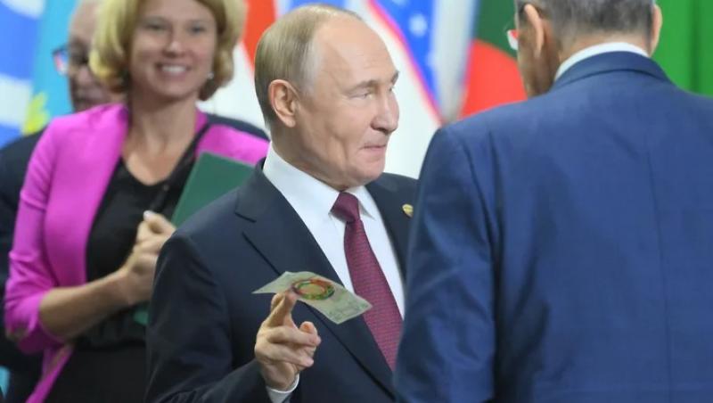 Vladimir Putin a primit o "bancnotă BRICS" simbolică.  A fost făcută de ruşi, deşi nu există un acord pentru o monedă oficială