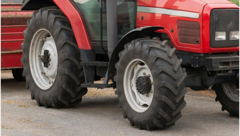 Copilaș de doi ani, mort după ce tatăl l-a călcat accidental cu tractorul, în curtea casei din Brăila