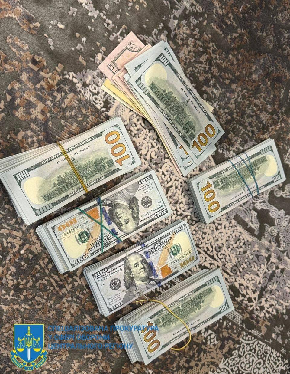 Un milion de dolari cash și un adevărat parc auto Nou caz de corupţie în armata ucraineană
