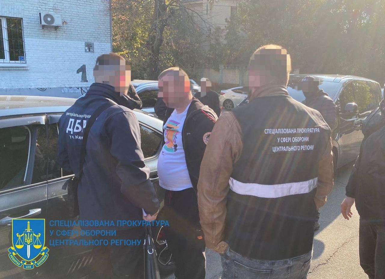 Un milion de dolari cash și un adevărat parc auto Nou caz de corupţie în armata ucraineană