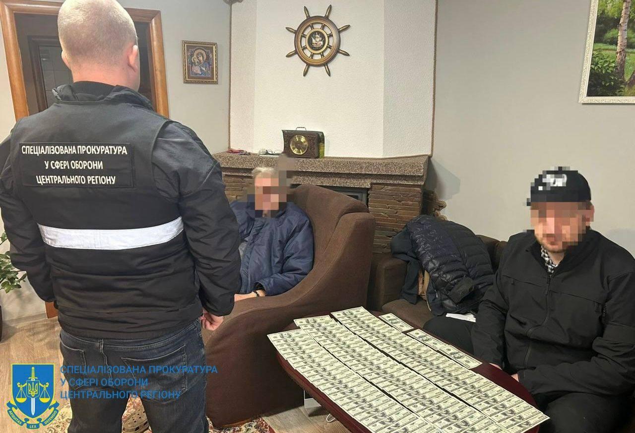 Un milion de dolari cash și un adevărat parc auto Nou caz de corupţie în armata ucraineană