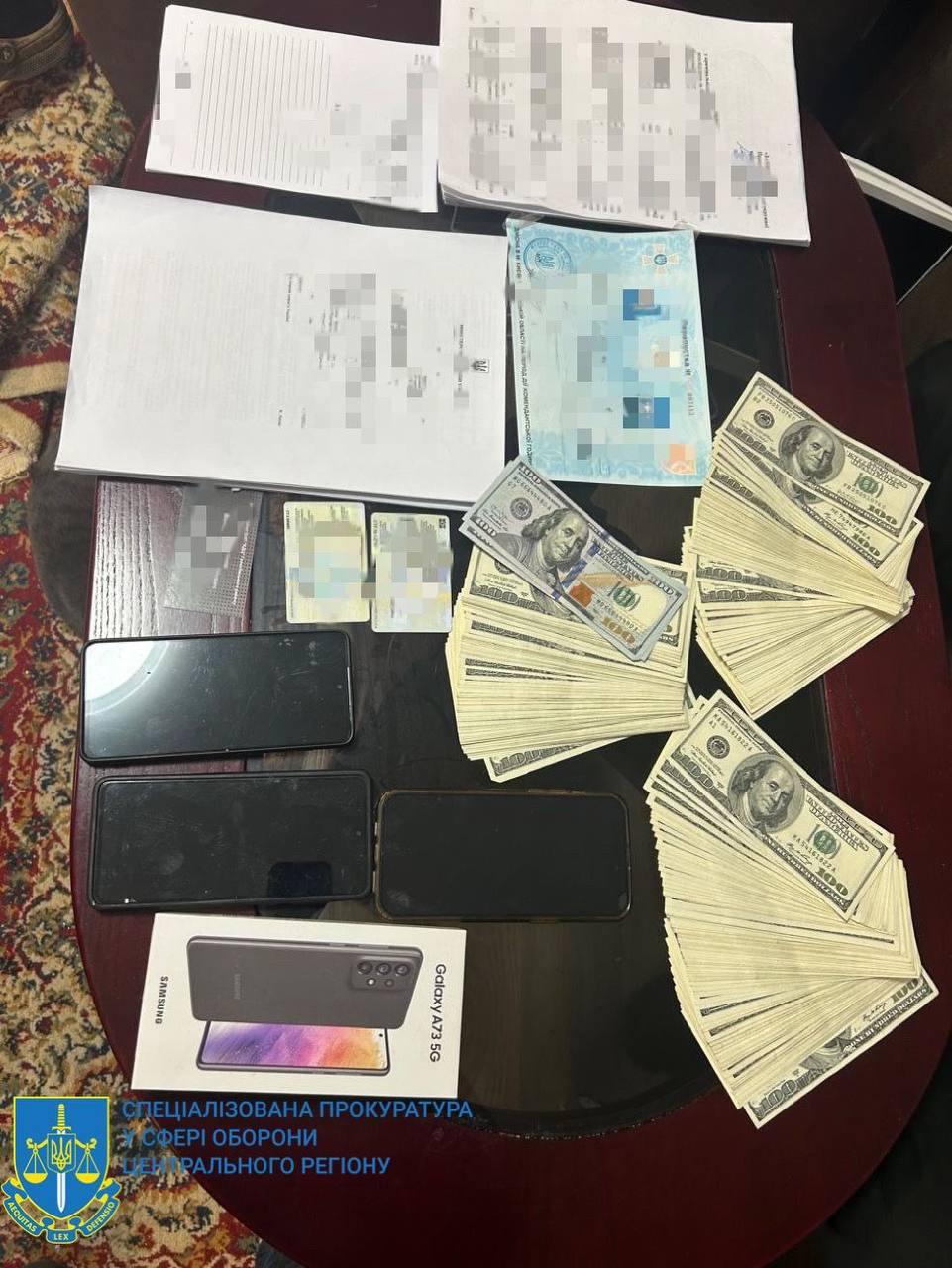 Un milion de dolari cash și un adevărat parc auto Nou caz de corupţie în armata ucraineană