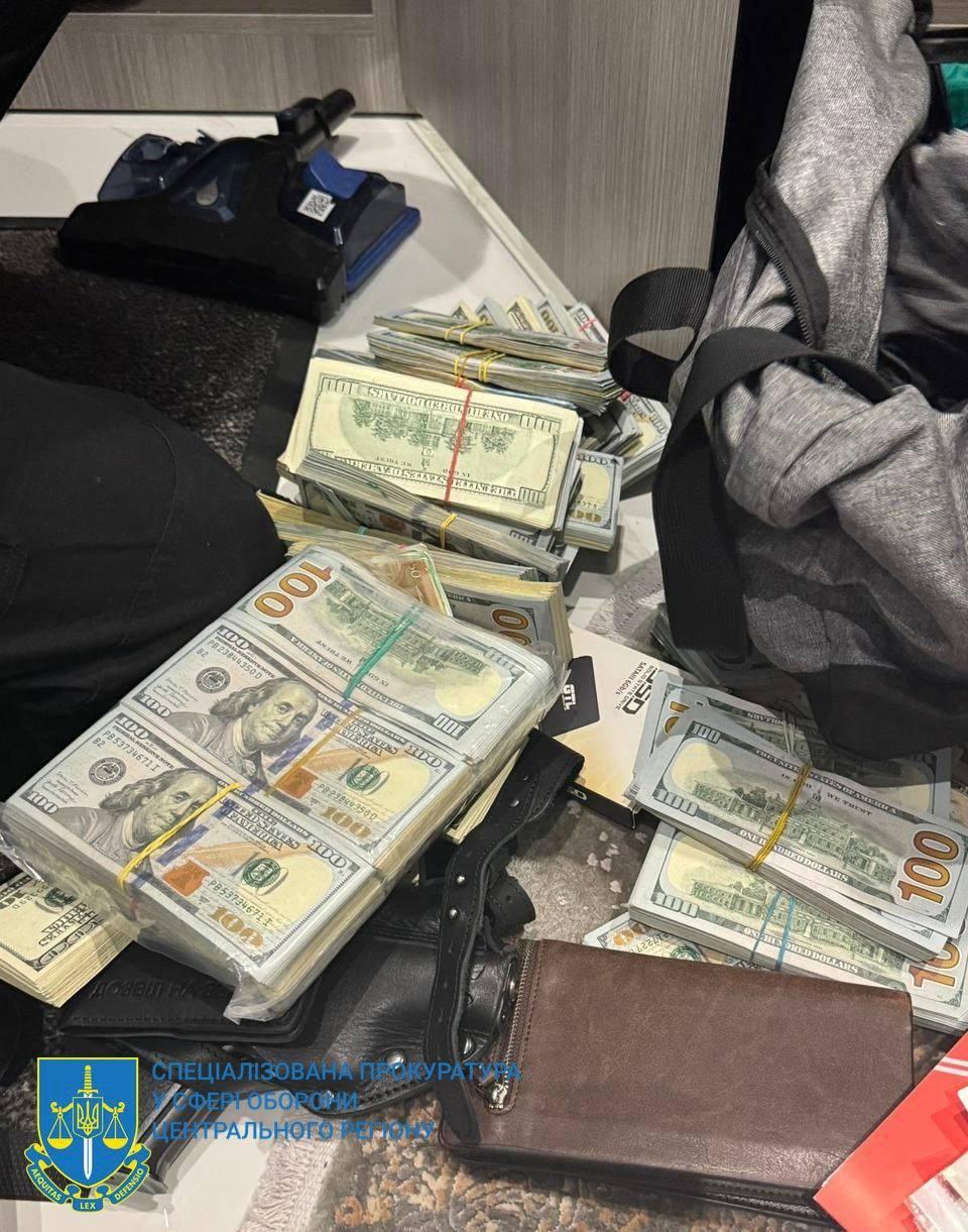 Un milion de dolari cash și un adevărat parc auto Nou caz de corupţie în armata ucraineană