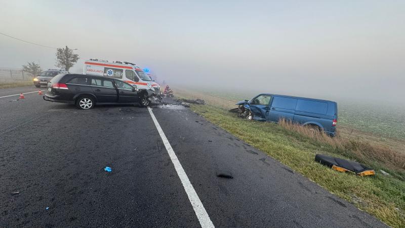 Accident soldat cu doi morţi, pe DN2 în Ciocârlia. Trei răniţi, între care un adolescent, după ce o maşină şi o dubiţă s-au ciocnit frontal