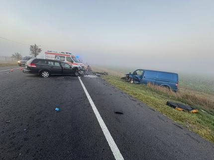 Accident cu doi morţi, pe DN2 în Ciocârlia. Trei răniţi, între care un copil de 14 ani, după ce o maşină şi o dubiţă s-au ciocnit frontal