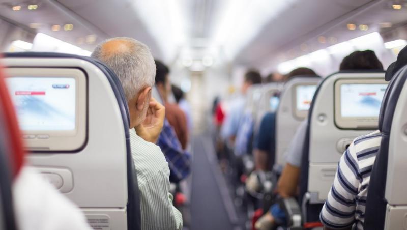 Un bărbat a deschis o conservă cu ton în avion: "Trebuie să fie în topul crimelor împotriva umanității". Clipul a devenit imediat viral