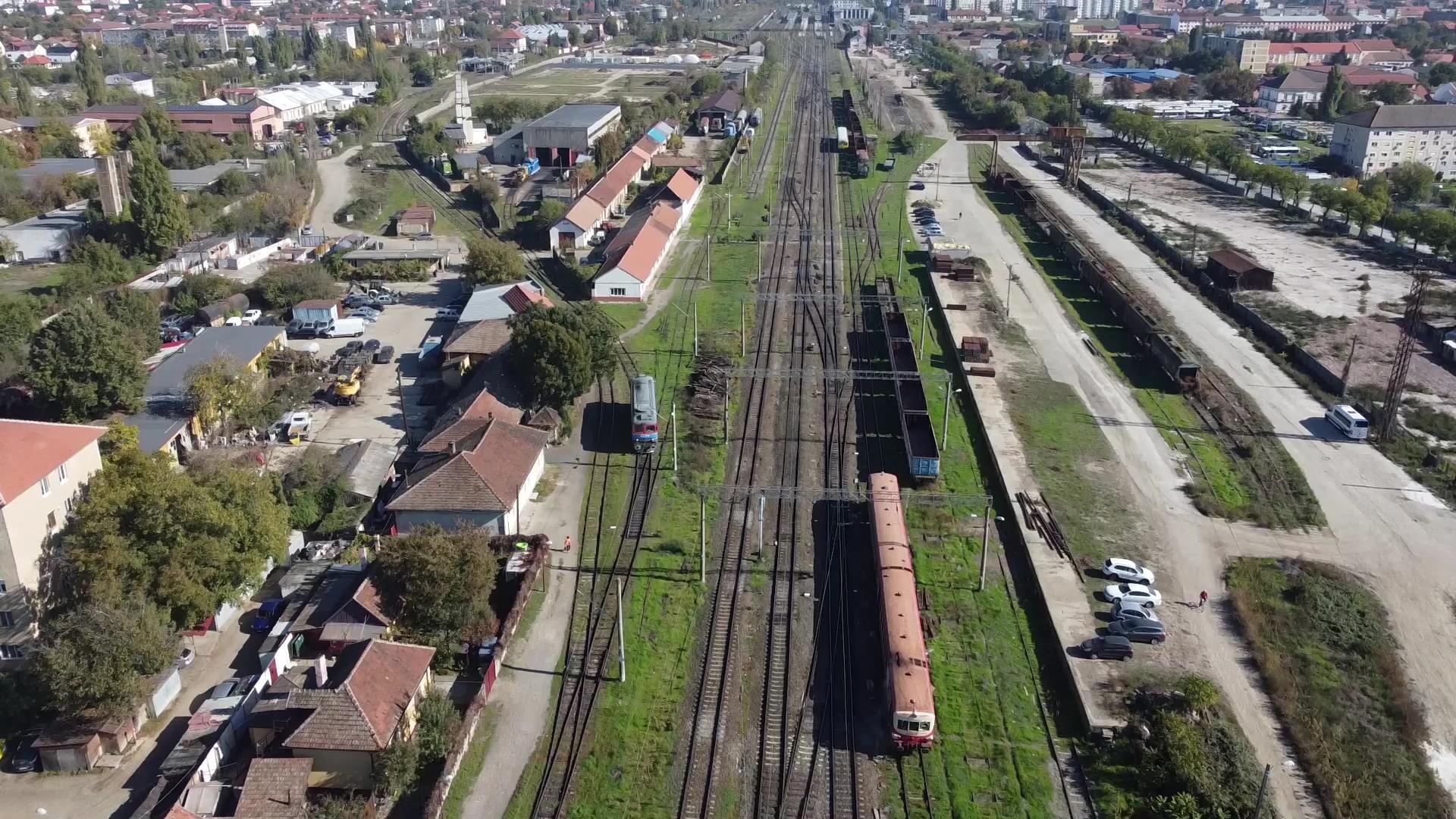 Pasaj înalt de 10 etaje, construit pe bucăţi şi împins sub 10 linii de cale ferată. Construcţia unică în România