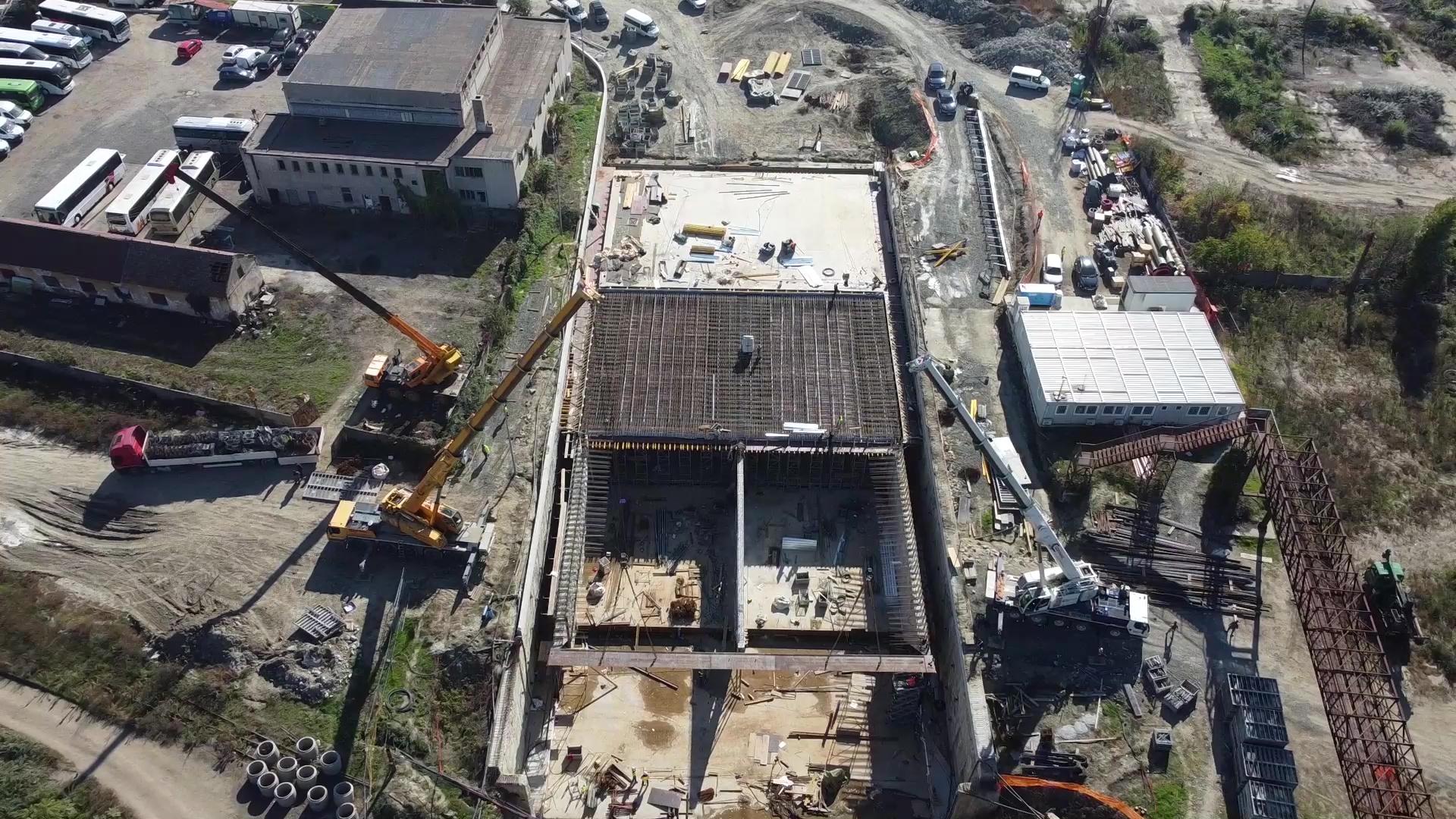 Pasaj înalt de 10 etaje, construit pe bucăţi şi împins sub 10 linii de cale ferată. Construcţia unică în România
