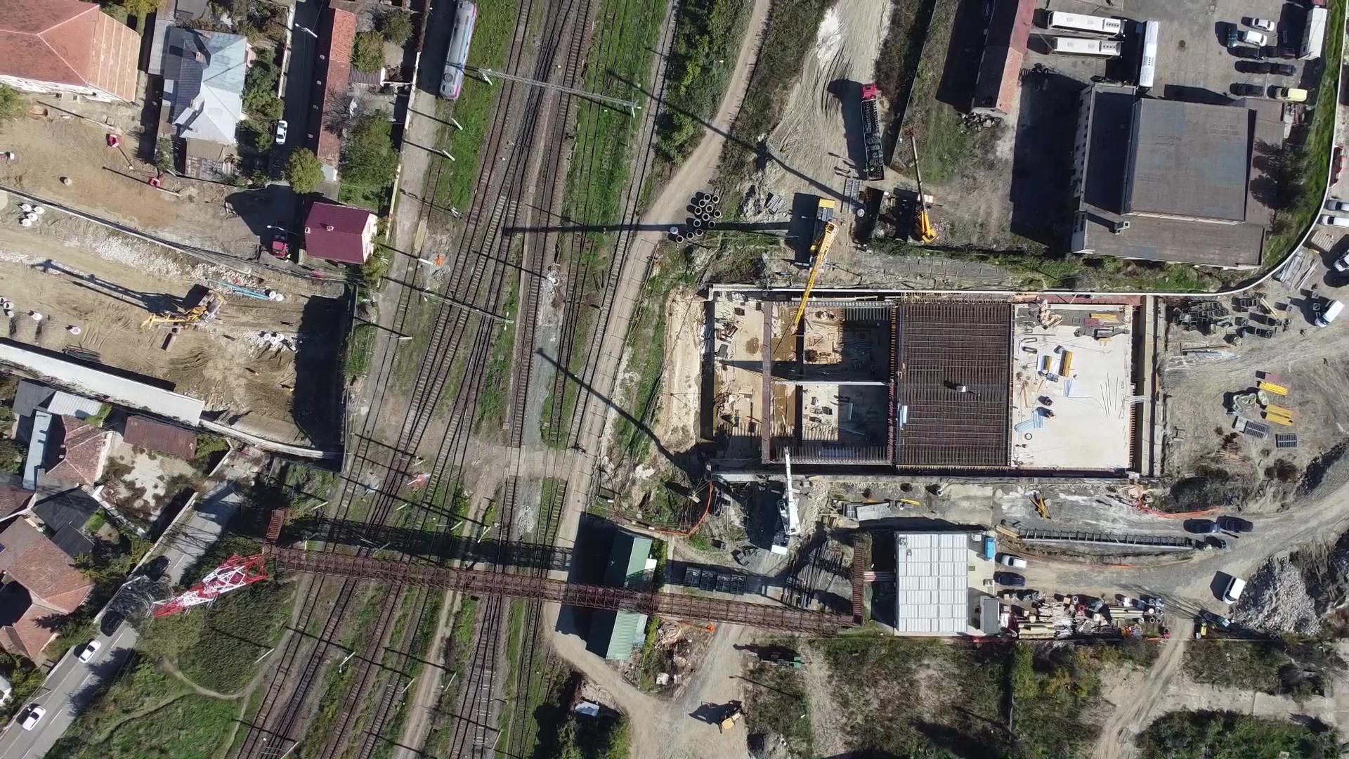 Pasaj înalt de 10 etaje, construit pe bucăţi şi împins sub 10 linii de cale ferată. Construcţia unică în România