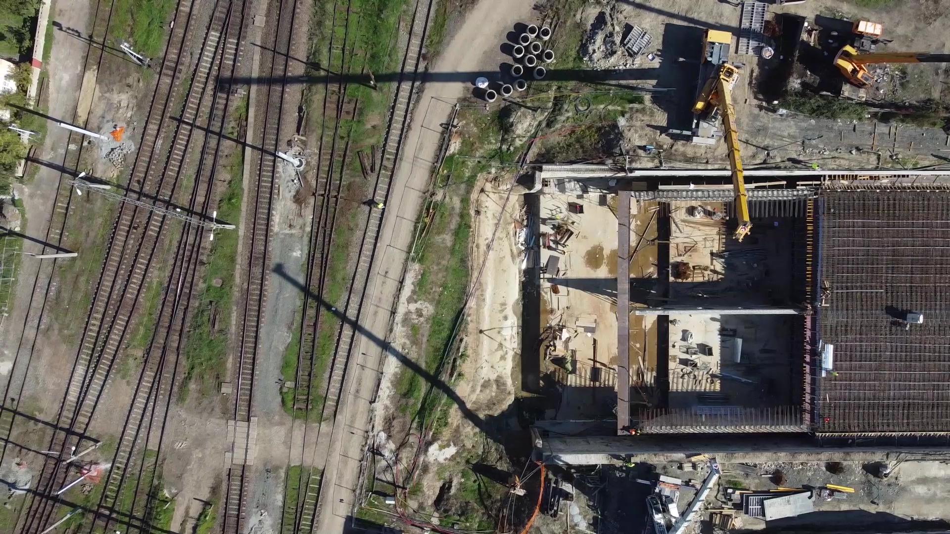 Pasaj înalt de 10 etaje, construit pe bucăţi şi împins sub 10 linii de cale ferată. Construcţia unică în România