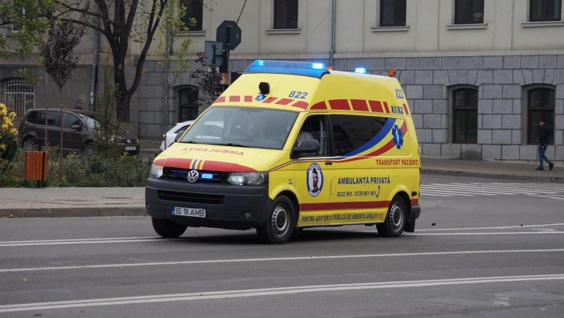 Şofer de ambulanţă, prins beat criţă la volan după ce s-a izbit de un microbuz de marfă, în Arad. Ce alcoolemie avea