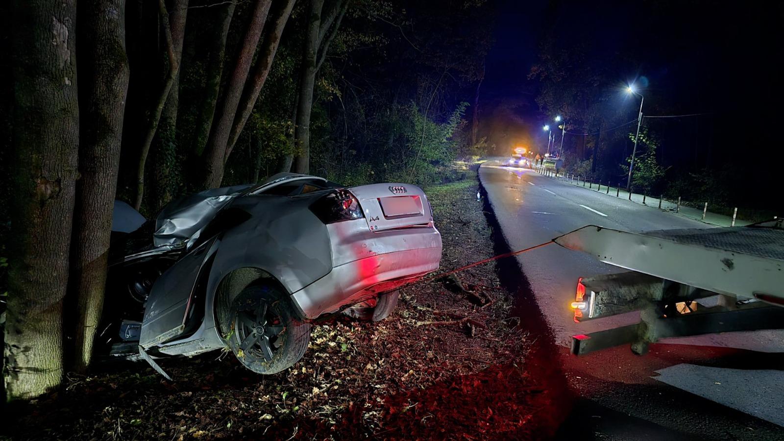 Audi făcut praf în copac, după ce s-a ciocnit cu maşina unei şoferiţe la Ciric, în Iaşi. Un tânăr este în comă