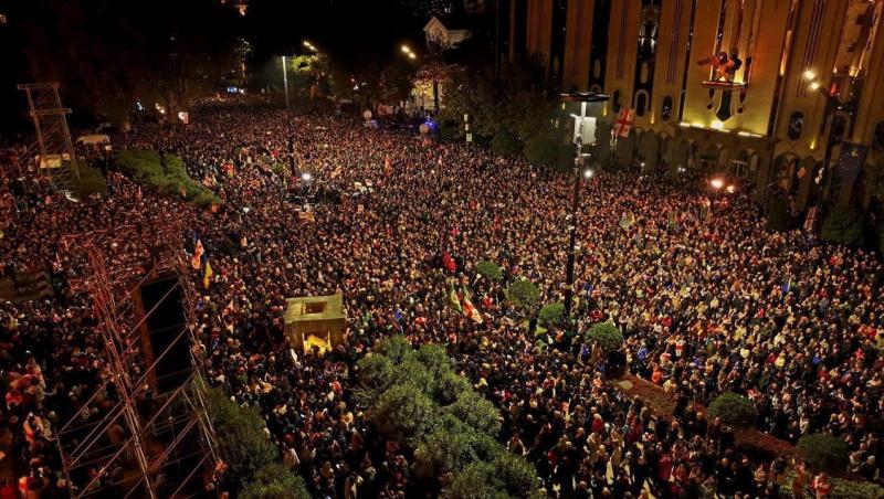 Furie după alegerile din Georgia. Peste 20.000 de protestatari, în fața parlamentului din Tbilisi: "Ne-au furat voturile, ne-au furat viitorul!"