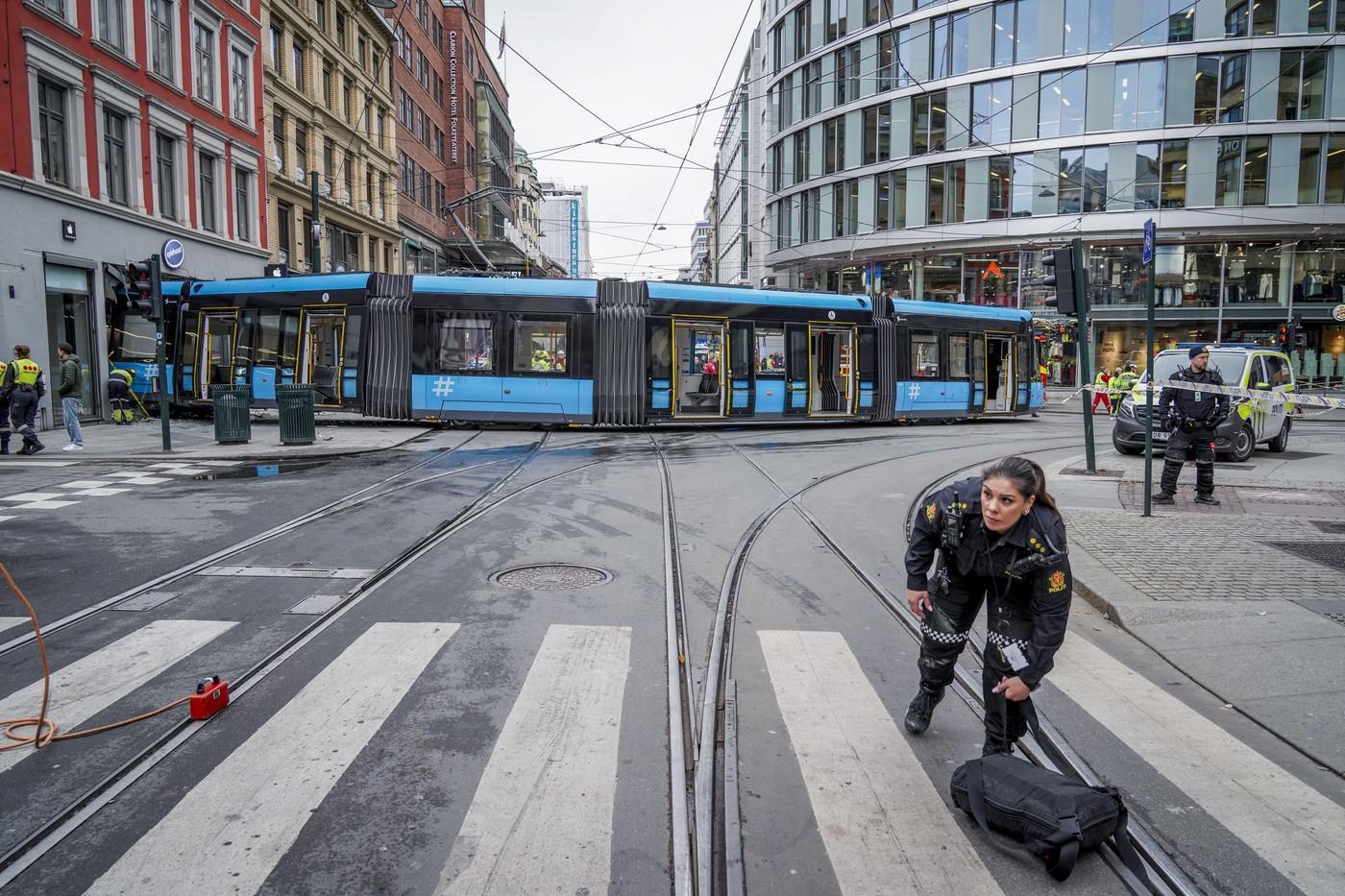 Un tramvai a deraiat şi a intrat în plin într-un magazin din centrul capitalei Norvegiei. Vatmanul şi alţi 3 oameni, răniţi