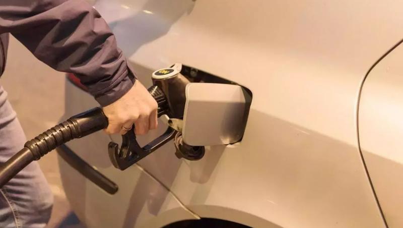 Care sunt preţurile la carburanţi astăzi, 3 octombrie 2024. Au crescut cu 4-5 bani pe litru