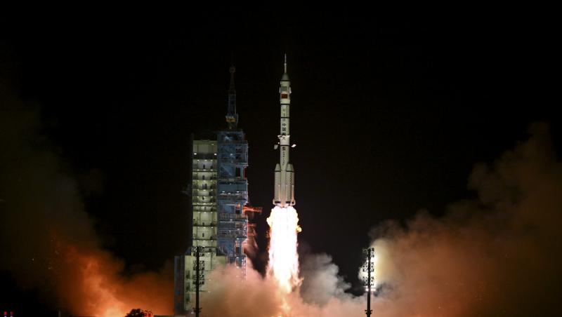 China a lansat în spaţiu o navă cu trei astronauţi la bord. Echipajul va rămâne pe orbita Pământului jumătate de an