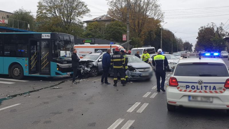 Un autobuz a lovit un Logan în care se afla o femeie, într-o intersecţie din Galaţi. Pasagera a rămas încarcerată