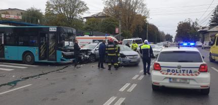 Un autobuz a lovit un Logan în care se afla o femeie, într-o intersecţie din Galaţi. Pasagera a rămas încarcerată