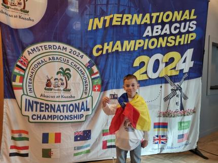 Iustin Petcu, Campionul României la Aritmetică Mentală și membru al campaniei „100 de tineri pentru dezvoltarea României” a Fundației Dan Voiculescu, cucerește Locul I la Campionatul Internațional „Abacus” din Amsterdam. Urmează Doha