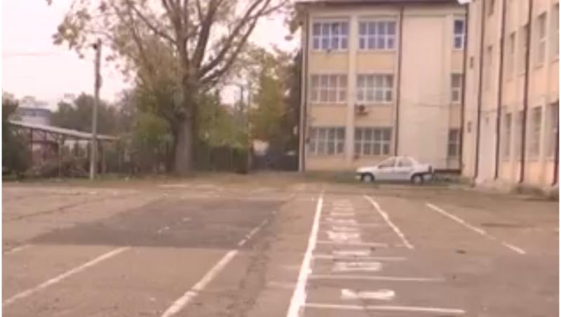 Un liceu din Focşani ar putea rămâne fără teren de sport. Primăria vrea să facă acolo locuri de parcare