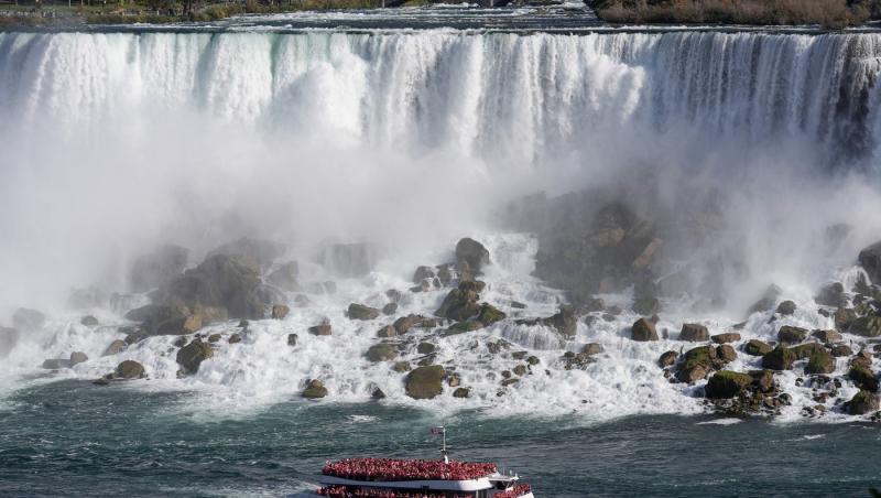 "Nu știi niciodată prin ce trece cineva". O mamă a ales moartea, alături de copiii săi. S-au aruncat cu toţii în Cascada Niagara