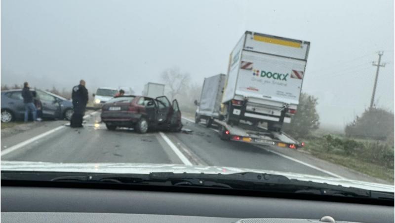 Accident grav între două maşini pe centura Aradului. Trei persoane au fost rănite şi transportate la spital